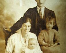 Boyles, Allan, Violet, Violet May - Baby Kathleen - 1924 Allan, Violet, Violet May & baby Kathleen Boyles - 1924