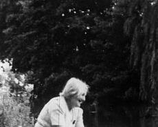 S0903 Rose Taylor of the lock house at Lowsonford